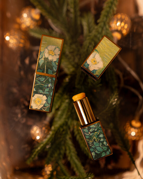 Lūpu balzams ar smiltsērkšķiem un mango (ar gleznu zaļš ar baltiem ziediem)