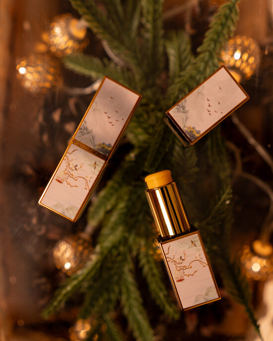 Lūpu balzams ar smiltsērkšķiem un mango (gaiši zaļš ar kalniem un putniem)